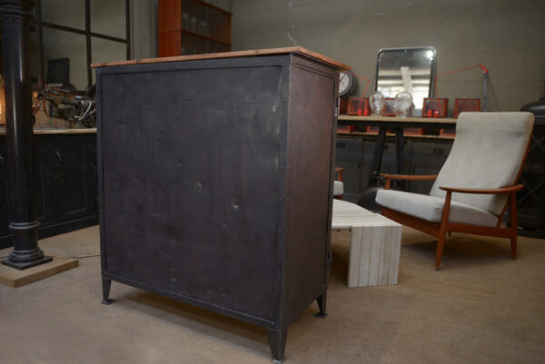 Meuble Buffet en métal riveté 1940