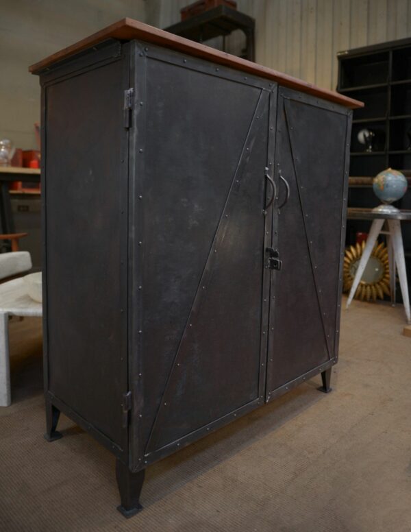 Meuble Buffet en métal riveté 1940