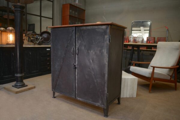 Meuble Buffet en métal riveté 1940