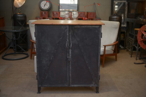 Meuble Buffet en métal riveté 1940