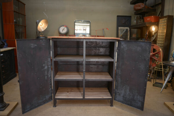 Meuble Buffet en métal riveté 1940