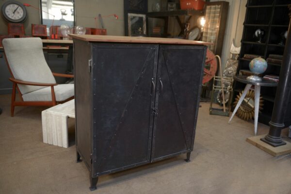 Meuble Buffet en métal riveté 1940