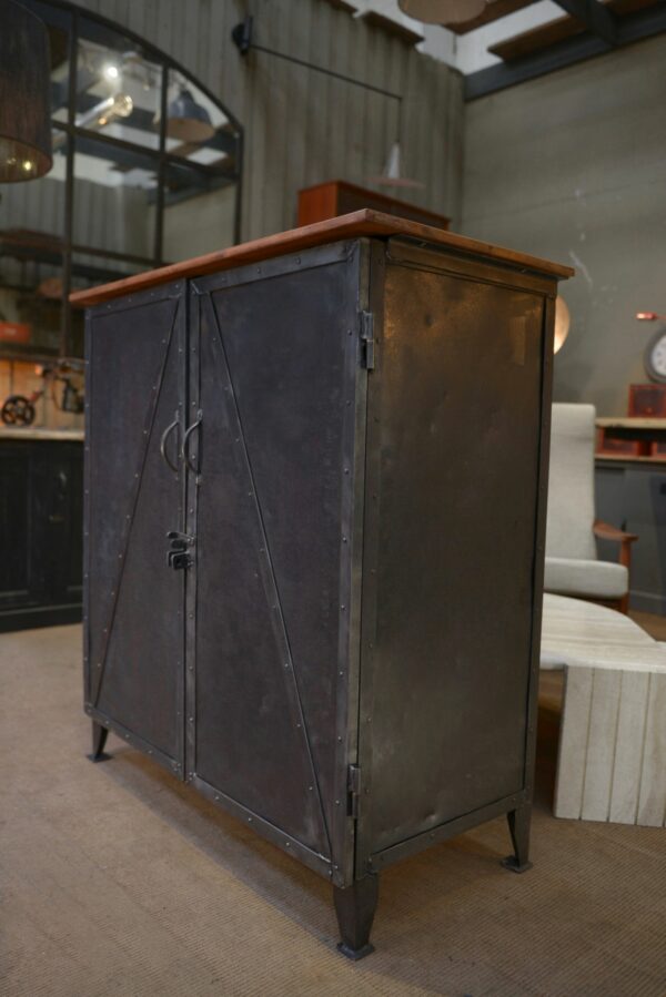 Meuble Buffet en métal riveté 1940
