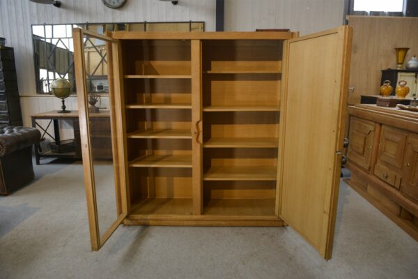 Meuble vitrine par Guillerme et Chambron et céramique par Danikowski pour Votre Maison 1960