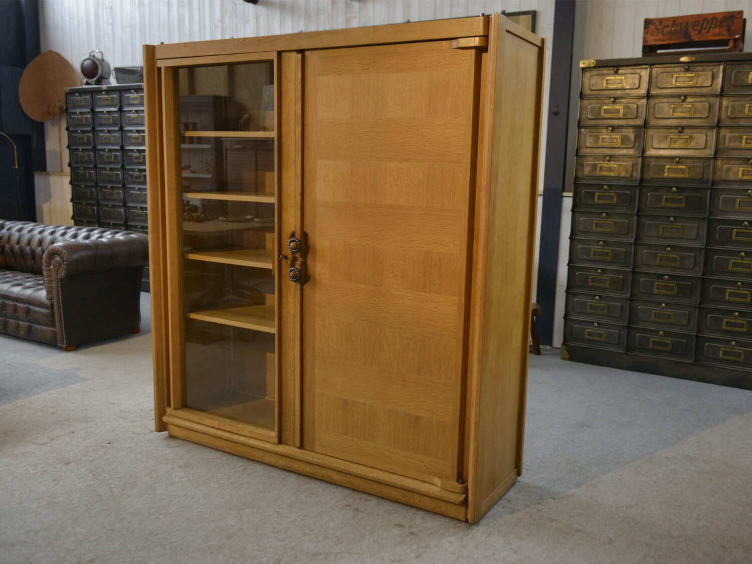 Meuble vitrine par Guillerme et Chambron et céramique par Danikowski pour Votre Maison 1960