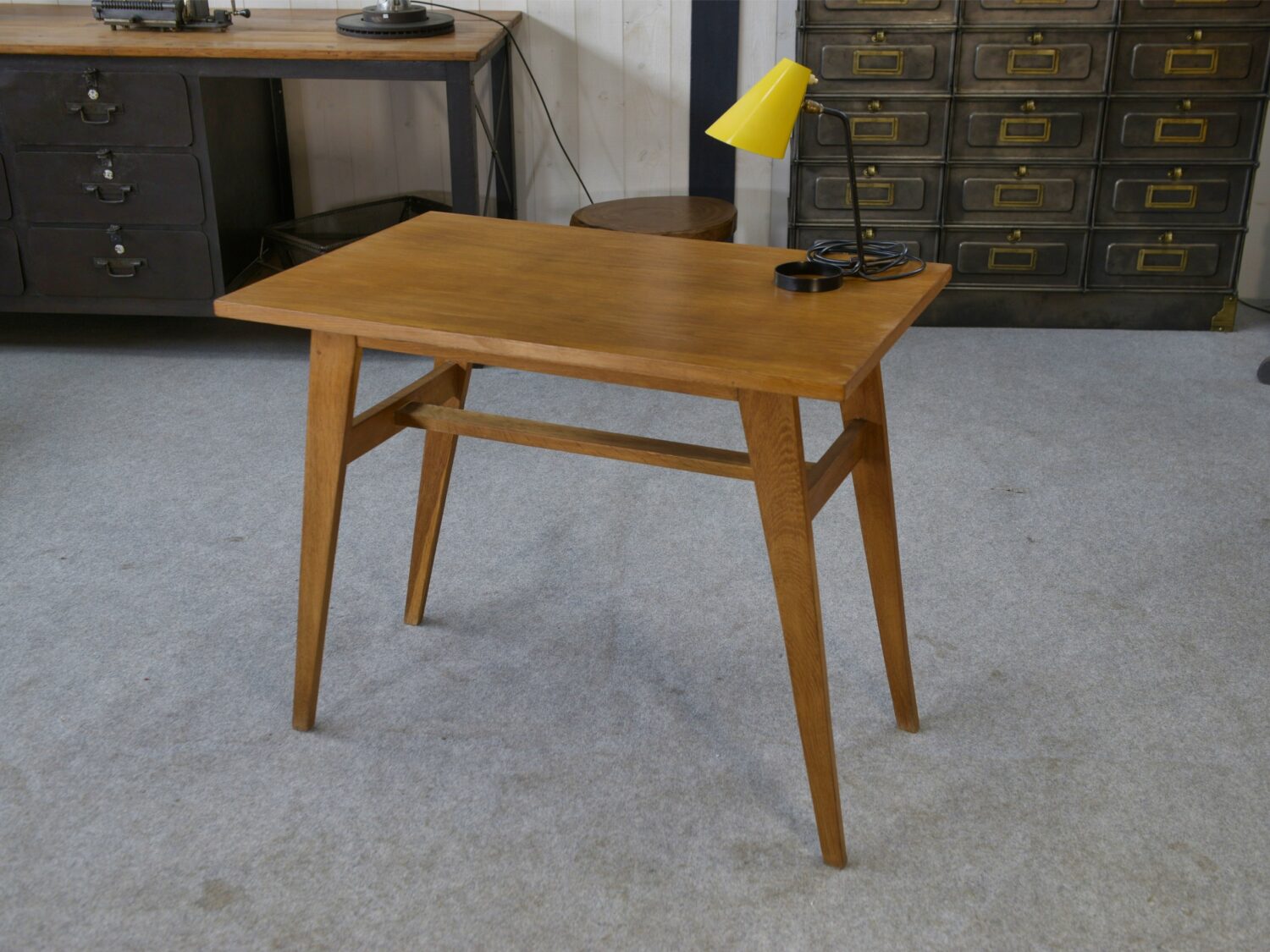 Table d'appoint en chêne pieds compas 1960