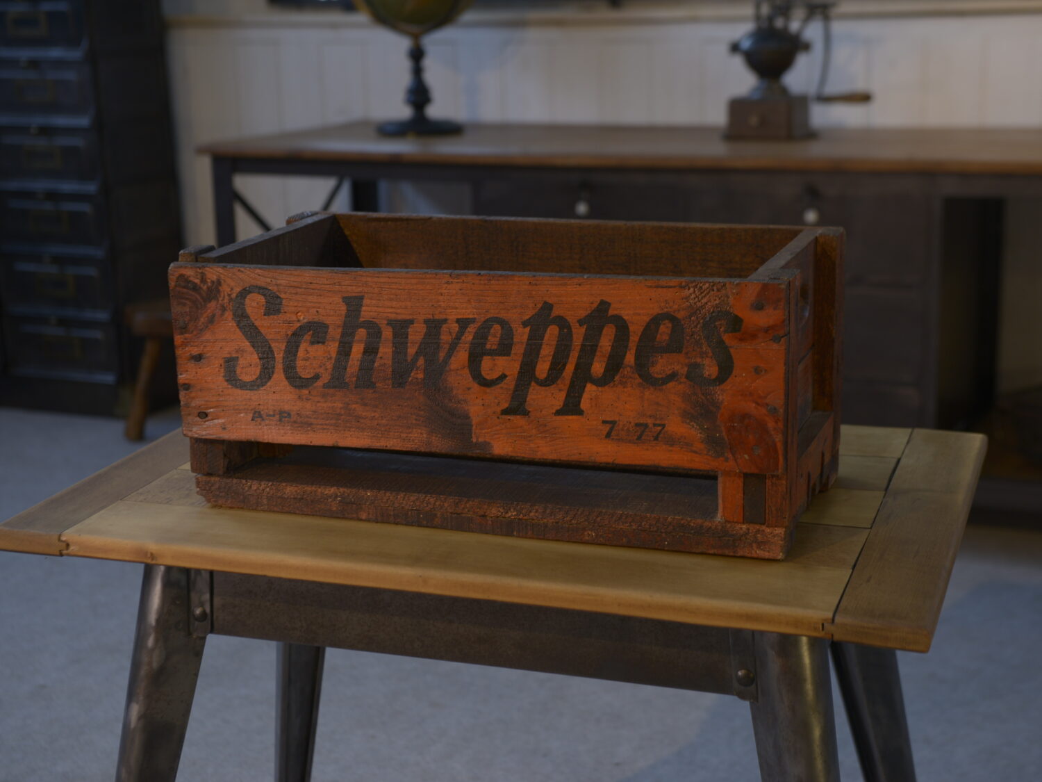 Ancienne caisse Schweppes