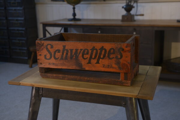 Ancienne caisse Schweppes