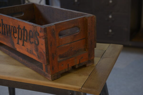 Ancienne caisse Schweppes