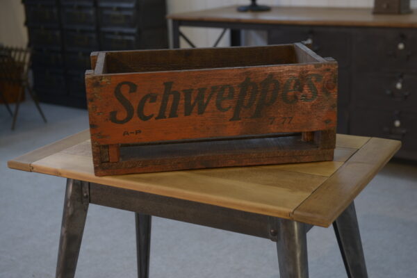 Ancienne caisse Schweppes