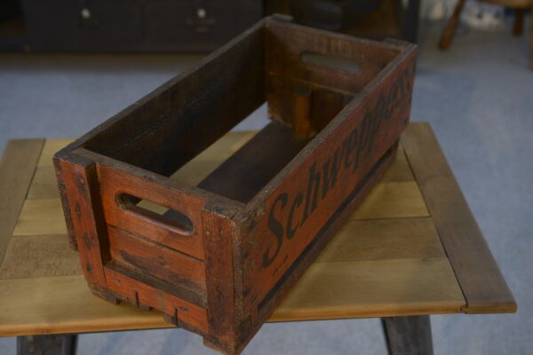 Ancienne caisse Schweppes