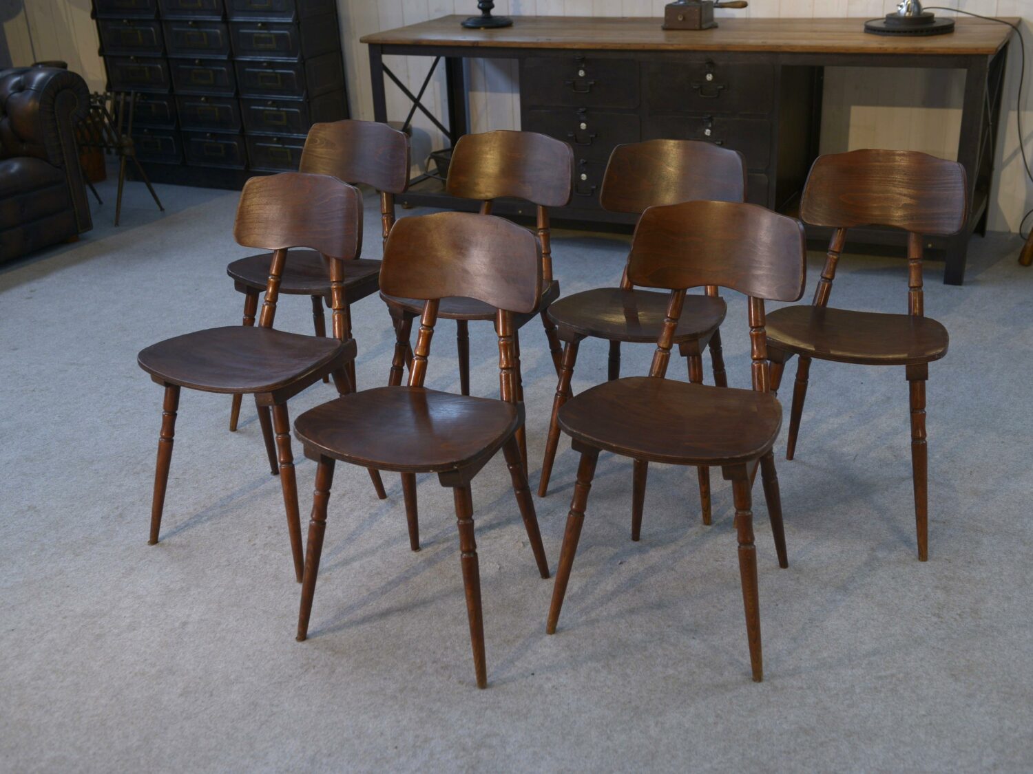Ensemble de 7 chaises en chêne et contreplaqué de hêtre