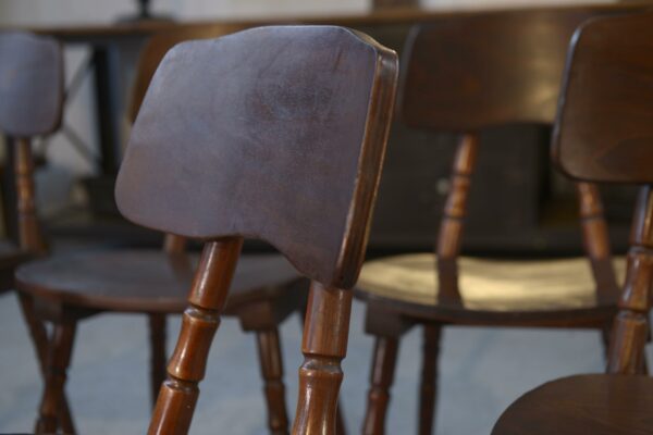 Ensemble de 7 chaises en chêne et contreplaqué de hêtre