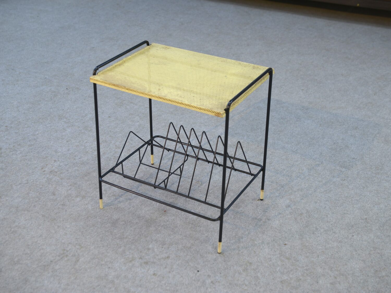 Table d'appoint porte vinyle dans le goût de Mathieu Mategot 1970