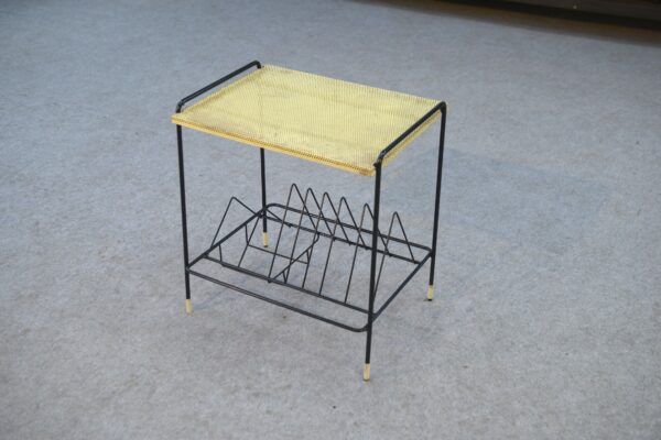 Table d'appoint porte vinyle dans le goût de Mathieu Mategot 1970