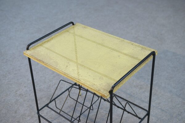 Table d'appoint porte vinyle dans le goût de Mathieu Mategot 1970