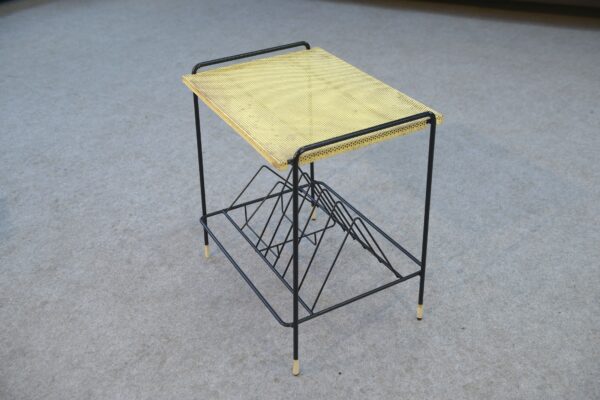Table d'appoint porte vinyle dans le goût de Mathieu Mategot 1970