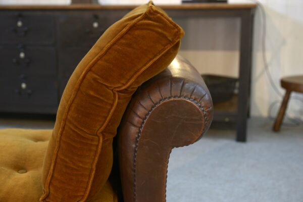 Banquette en cuir clouté vers 1920