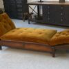 Banquette en cuir clouté vers 1920
