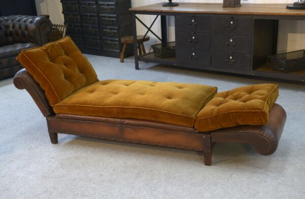 Banquette en cuir clouté vers 1920