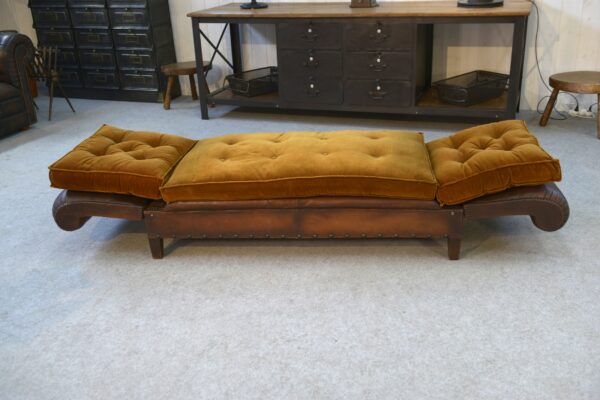 Banquette en cuir clouté vers 1920