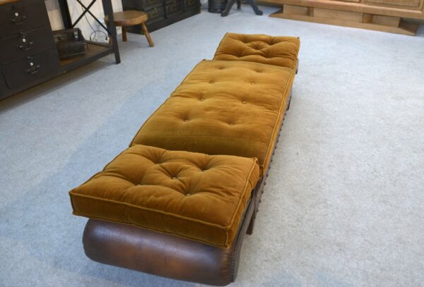 Banquette en cuir clouté vers 1920