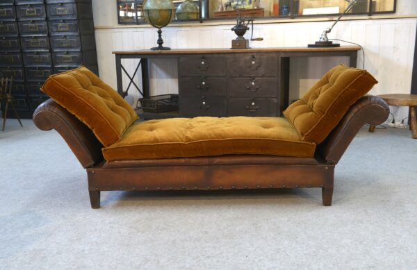 Banquette en cuir clouté vers 1920