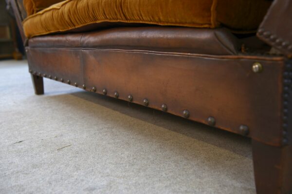 Banquette en cuir clouté vers 1920