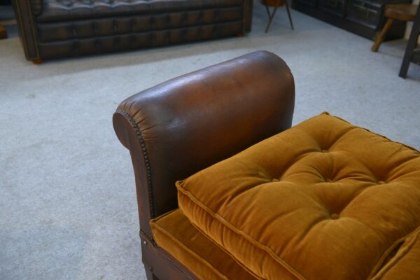 Banquette en cuir clouté vers 1920