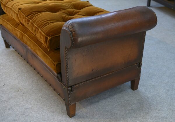 Banquette en cuir clouté vers 1920