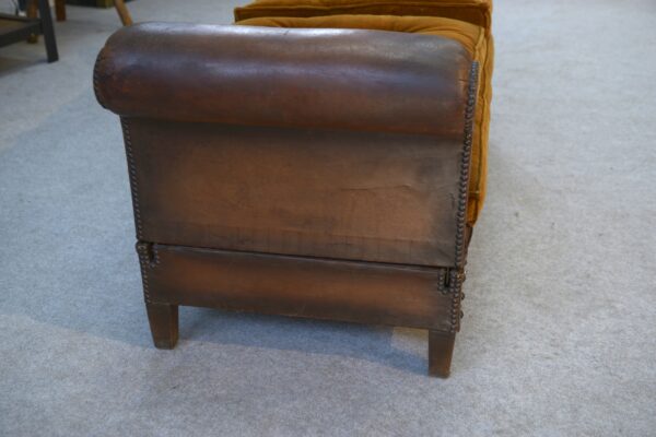 Banquette en cuir clouté vers 1920