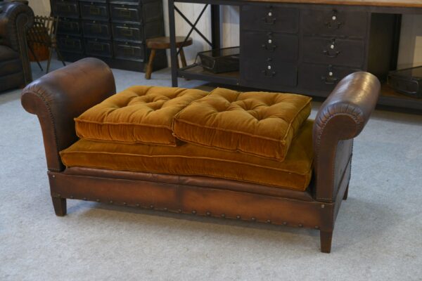 Banquette en cuir clouté vers 1920