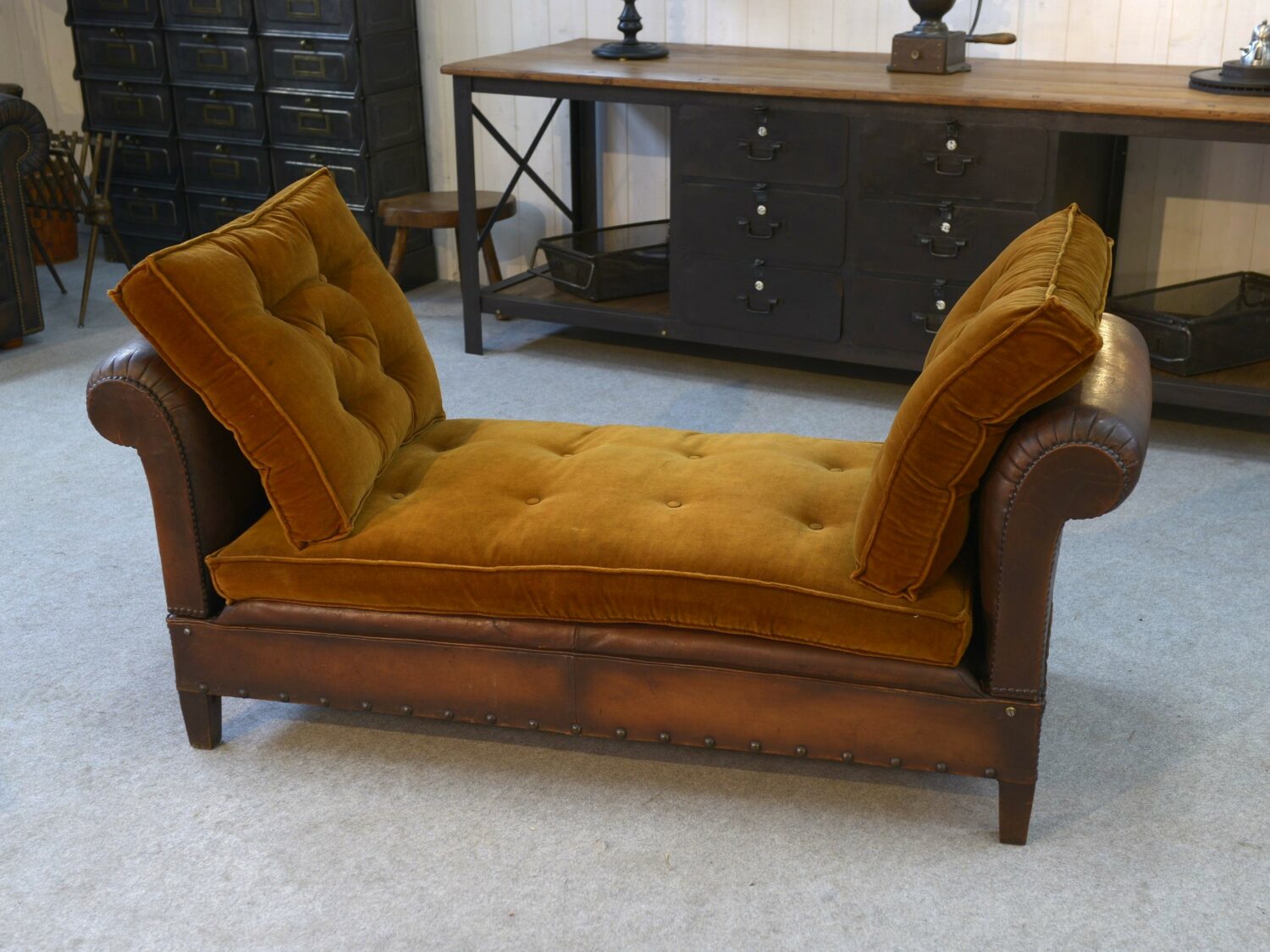 Banquette en cuir clouté vers 1920