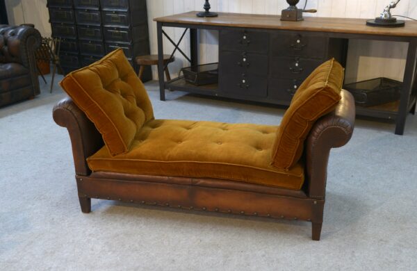 Banquette en cuir clouté vers 1920
