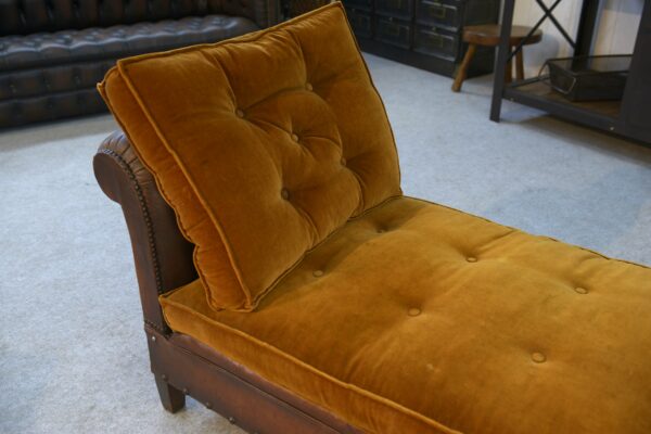 Banquette en cuir clouté vers 1920