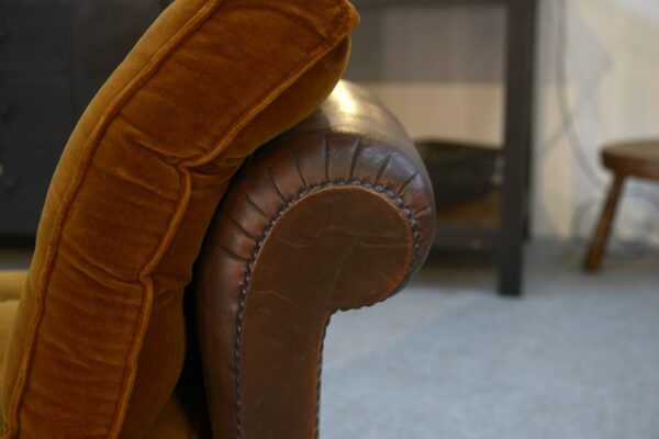 Banquette en cuir clouté vers 1920