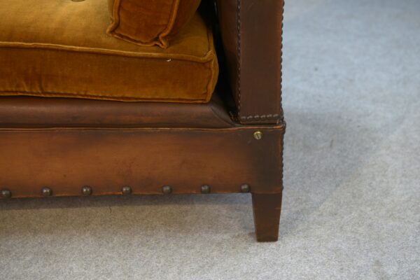 Banquette en cuir clouté vers 1920