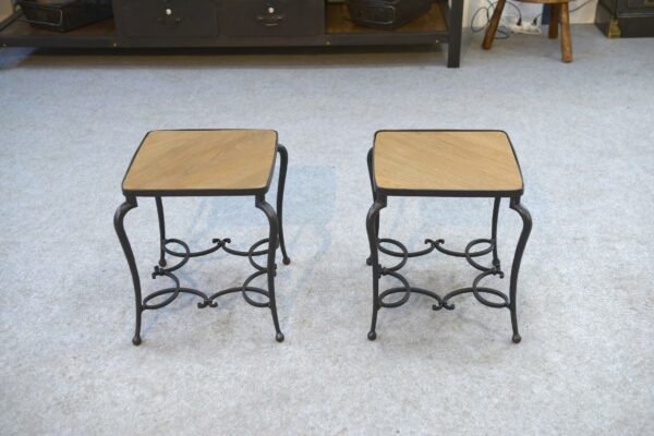 Paire de tables d'appoint en fer forgé et plateau en chêne travail français signé