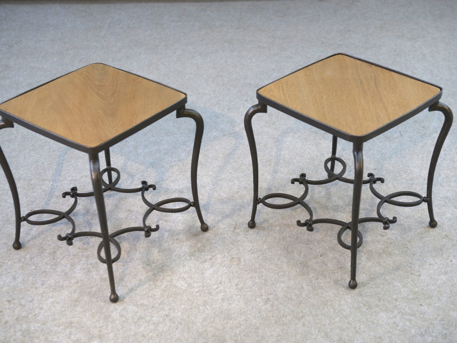 Paire de tables d'appoint en fer forgé et plateau en chêne travail français signé