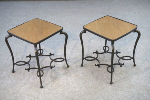 Paire de tables d'appoint en fer forgé et plateau en chêne travail français signé