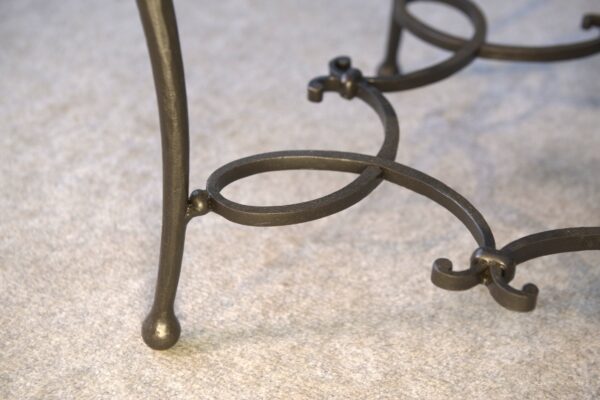 Paire de tables d'appoint en fer forgé et plateau en chêne travail français signé