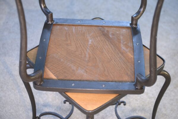 Paire de tables d'appoint en fer forgé et plateau en chêne travail français signé