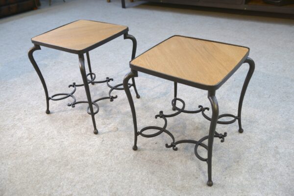 Paire de tables d'appoint en fer forgé et plateau en chêne travail français signé