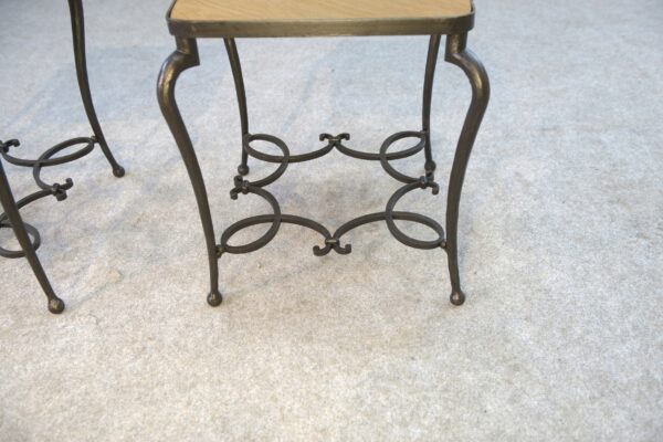 Paire de tables d'appoint en fer forgé et plateau en chêne travail français signé