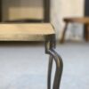 Paire de tables d'appoint en fer forgé et plateau en chêne travail français signé