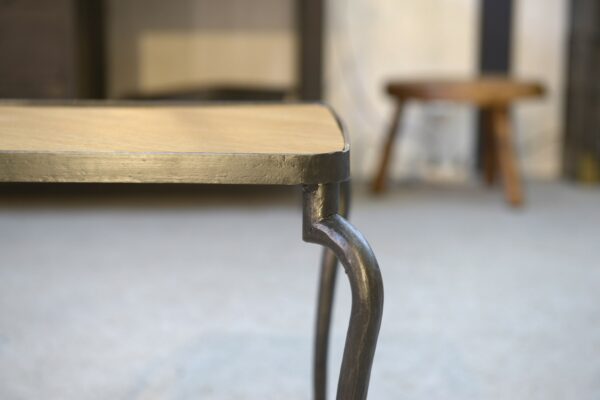 Paire de tables d'appoint en fer forgé et plateau en chêne travail français signé