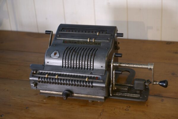 Ancienne calculatrice vintage 1960