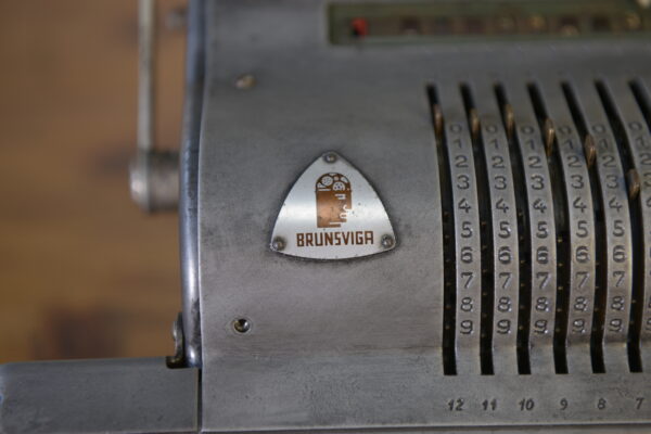 Ancienne calculatrice vintage 1960