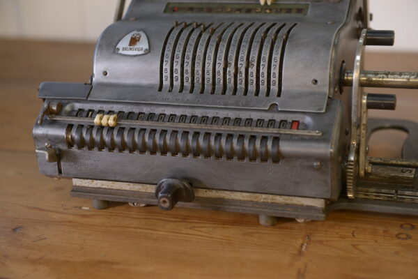 Ancienne calculatrice vintage 1960