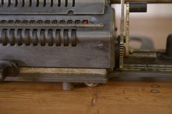 Ancienne calculatrice vintage 1960